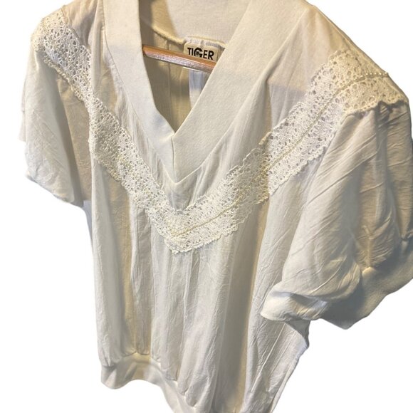 Vintage 90s Tiger White Lace Trim V Neck Top Sz L Banded Hem Sleeve Cuffs Beachy - Picture 2 of 8